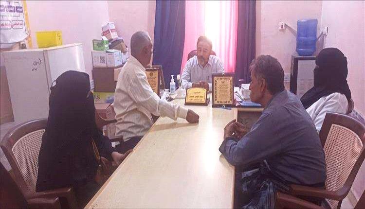رئيس تنفيذية انتقالي أبين يزور مكتب الصحة بزنجبار ومركز العزل الص..