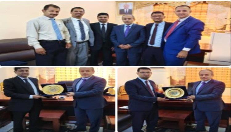 الوصابي يُكرم الطبيبين "الحصيني" و"الغلابي" بدرع التميز لتفوقهما في الزمالة المصرية
