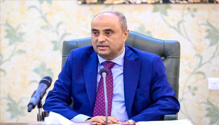 

رئيس الوزراء يعلن موعد انتهاء أزمة الكهرباء في عدن

