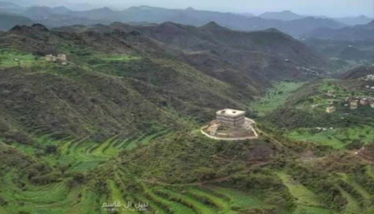 الحو.ثيون ينصبون منصات صاروخـ.ـية في جبال جنوب إب