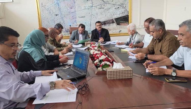 وكيل عدن "الزامكي" يناقش مستوى تنفيذ مشاريع البرنامج الإستثماري بمديرية المنصورة