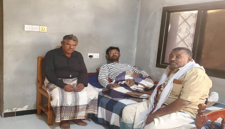 رئيس انتقالي خنفر يزور الإعلامي السنيدي ويطمئن على صحته في منزله بباتيس بأبين