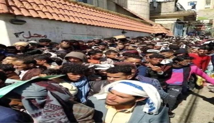 مشهد آخر يبرز معاناة اليمنيين .. آلاف الشباب يصطفون أمام مستشفى آزال بحثًا عن مخرج من جحيم الحو.ثيين
