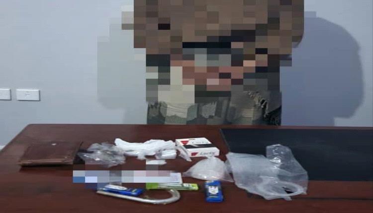 القبض على مُروج للمواد المخـ.ـدرة في مدينة عتق .