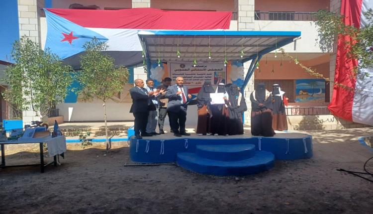 الضالع: بحضور قيادات رفيعة بالمجلس الانتقالي ثانوية عائشه تحتفي بعيد الاستقلال الوطني