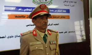 العميد الركن أحمد صالح حسن الهمامي يناقش بحث زمالة كلية الدفاع الوطني بعنوان: "مخاطر القرصنة على الملاحة البحرية وسبل مكافحتها"