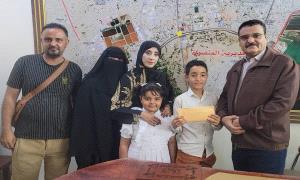 مدير عام المنصورة يكرم الطالب "رشيد أحمد" الفائز في مسابقة الأغنية الوطنية بمدارس المديرية