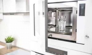 تحـ.ـذير من خطـ.ـر خفي وراء غلي الماء في الميكروويف