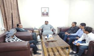 محافظ سقطرى يلتقي مدير وموظفي مركز سقطرى للبحوث والدراسات الاستراتيجية