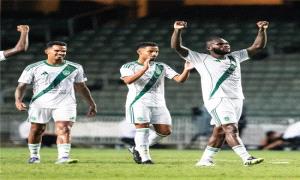 الأهلي بعشرة لاعبين يفوز على القادسية بالدوري السعودي