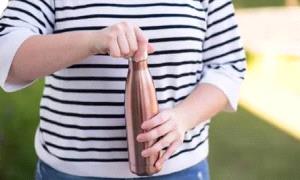 الشرب من الزجاجات النحاسية.. عادة صحية تحمل مخـ.ـاطر خفية