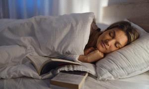 كيف يؤثر النوم في "سرعة" حرق الدهون؟