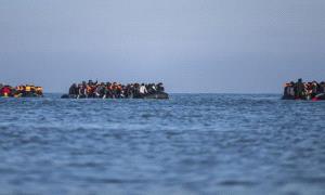 السلطات الفرنسية تنقذ 95 مهاجرًا خلال عبورهم المانش