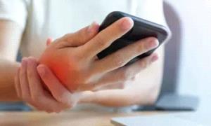 كيف تؤثر طريقة حملك للهاتف الذكي على صحتك النفسية؟
