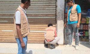 مكتب صناعة المنصورة بعدن يواصل حملته الرقابية لضبط الأسعار ويغلق عدد من المحلات المخالفة