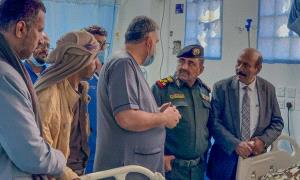 مدير شرطة شبوة يزور ضابطاً أصـ.ـيب في هجـ.ـوم إرهـ.ـابي