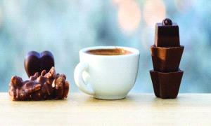 5 أطعمة ومشروبات شائعة تزيد من حرقة المعدة