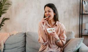 3 أطعمة قد تتسبب بانكماش الدماغ وتضر الذاكرة