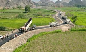 بدء سفلتة طريق "الحصن – سد وادي حسّان" بأبين وسط إشادات شعبية بالدعم الإماراتي