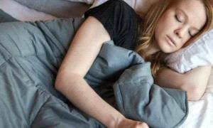 ما الذي يحدث لجسمك عندما تتناول العشاء متأخراً؟