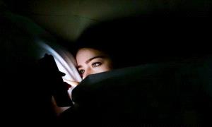 دراسة: استخدام الهاتف ليلًا مرتبط باضطرابات المزاج وتقلب الحالة النفسية
