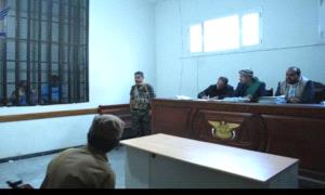 معتقل يفاجئ قضاة محكمة حـ.ـوثية في صنعاء: "لسنا مخبرين.. سلّموا الرواتب يا لصوص"
