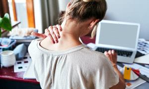 طريقة بسيطة وفعالة للتخلص من حدبة الرقبة المزعجة