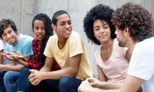 دراسة: التحدث بلغات متعددة يبطئ "شيخوخة" الدماغ
