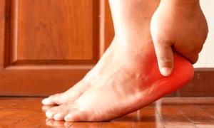 إذا شعرت بهذا الألم في قدمك.. فاعرف السبب قبل أن يتفاقم