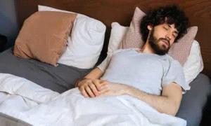 النوم على الظهر قد يسبب شللاً مرعباً