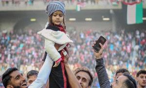 ما قصة الطفلة زينة التي نفذت ركلة البداية في مباراة الإفريقي ونجوم القدس؟ 