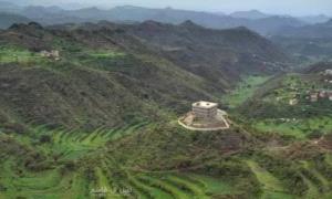 الحو.ثيون ينصبون منصات صاروخـ.ـية في جبال جنوب إب