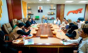 محافظ العاصمة عدن يشدد على تكاتف الجهود لحماية البيئة والأراضي الرطبة ومواجهة تغيّر المناخ