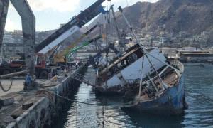 نجاح عملية رفع أكبر سفينة غارقة في حوض ميناء الاصطياد بعدن

