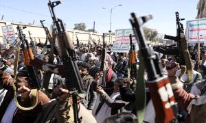 هيجان السُعار": الحوثي يعتقل موظفين دوليين وينقض على حلفائه.. هل تضرب الجماعة نفسها في "مقتل"؟