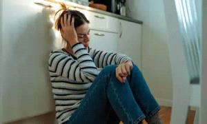 خفقان القلب والصداع.. متى تكون الأعراض الجسدية قناعا للإرهاق النفسي؟