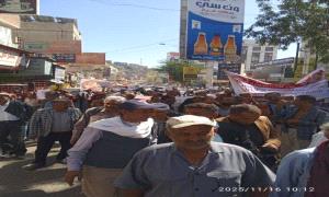 احتجاجات غاضبة للمعلمين في تعز تطالب بصرف الرواتب