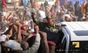 البرهان يجري زيارة ميدانية بمراكز الإيواء لنازحي الفاشر بمدينة الدبة