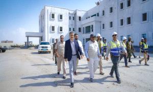 المحافظ لملس يتفقد سير العمل في مشروع مدينة الشيخ محمد بن زايد الطبية ويشيد بوتيرة الإنجاز المتصاعدة
