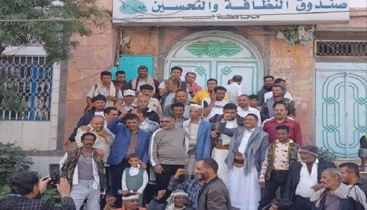 احتجاج موظفي النظافة في إب عقب اعتداء قيادي حو/ثي على مدير صندوق النظافة