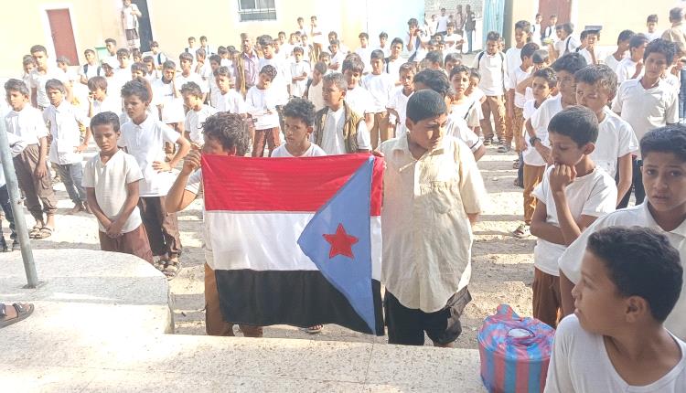 انتقالي مودية يواصل حملة رفع العلم الجنوبي وترديد النشيد الوطني في مدارس المديرية