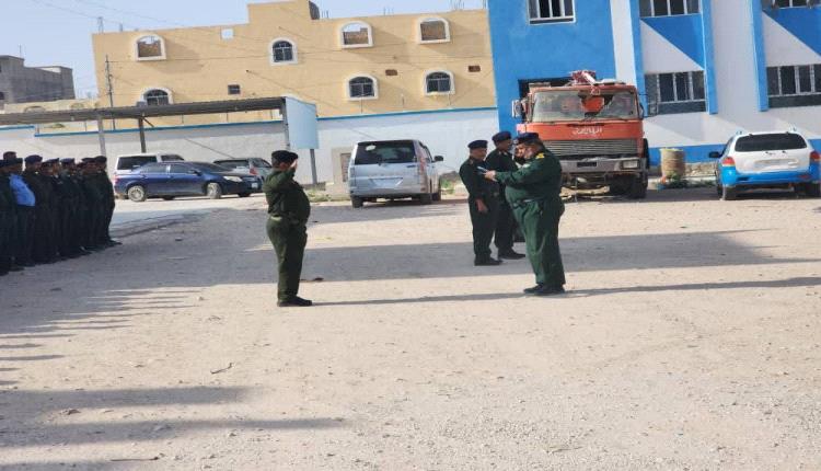 مدير عام شرطة شبوة يشدد على تعزيز الجهود للحفاظ على الأمن والاستقرار خلال الطابور الصباحي