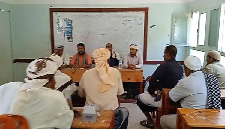 اجتماع يناقش أوضاع التعليم في مدرسة الشهيد محمد عبدالله للبنين بيافع سرار
