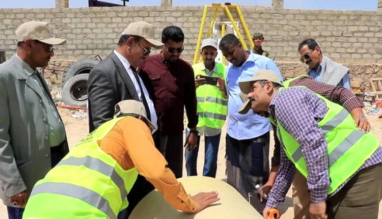 وكيل حضرموت يتفقد سير أعمال مشروع تطوير مرافق المياه والصرف الصحي في تريم