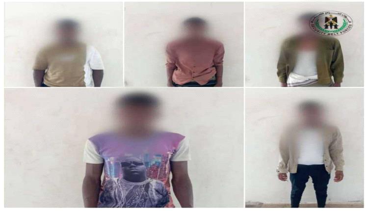 قوات الحزام الأمني بعدن تضبط خمسة متهمين بالتقطع على خط ساحل أبين
