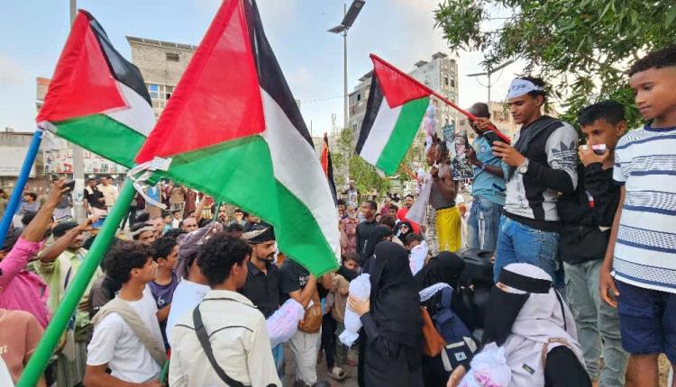 أبناء عدن ينظمون وقفة تضامنية ومسيرة حاشدة لدعم غزة