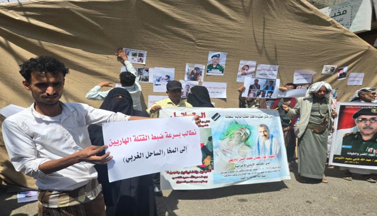 تعز: أهالي الشهداء و المغـ.ـدور بهم يطالبون طارق صالح بالقبض على قـ.ـتلة هاربين إلى المخا