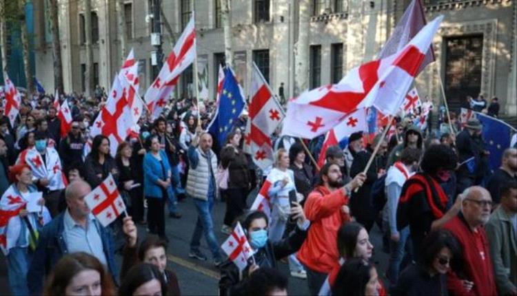 متظاهرون يقـ.ـتحمون مقر إقامة رئيس جورجيا