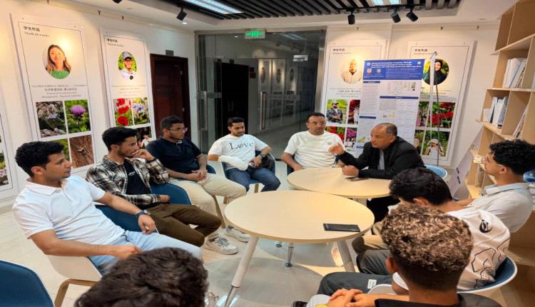 المستشار الأحمدي يزور الطلاب اليمنيين الجدد في ووهان ويؤكد: "الملحقية بيتكم الثاني"