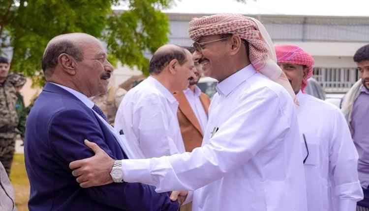 محافظ شبوة يطمئن على صحة الشيخ لحمر علي لسود
